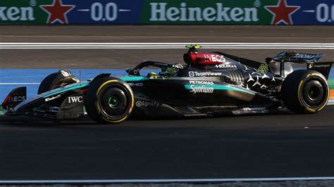 Verstappen veertiende in tweede vrije training Monza • Hamilton .